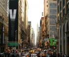 Улица в городе Нью-Йорке с высотных зданий и небоскребов